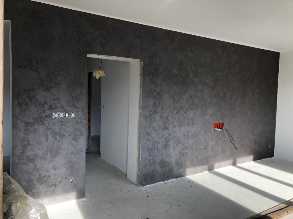 Realizace malířských prací — dekorativní betonová stěna interiéru