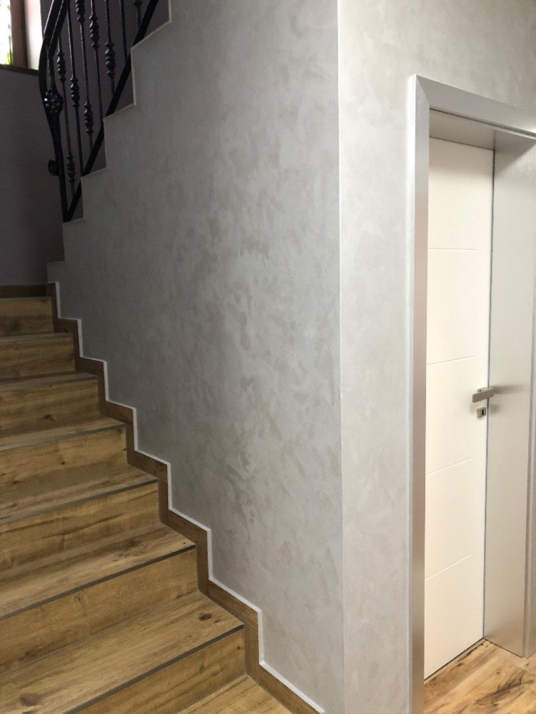 Realizace malířských prací — schodiště a dveře