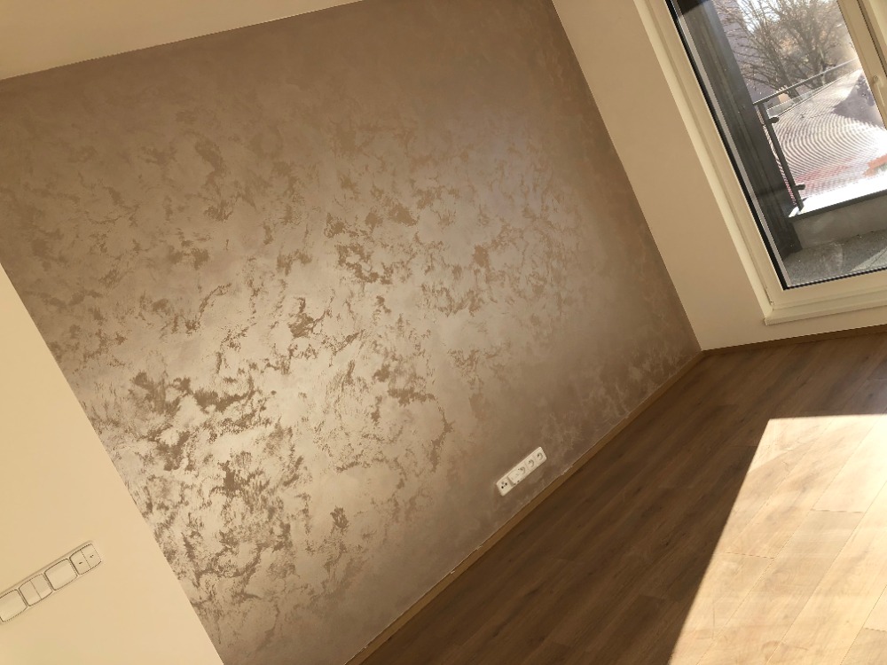 Realizace malířských prací — pokoj s dekorativní stěnou